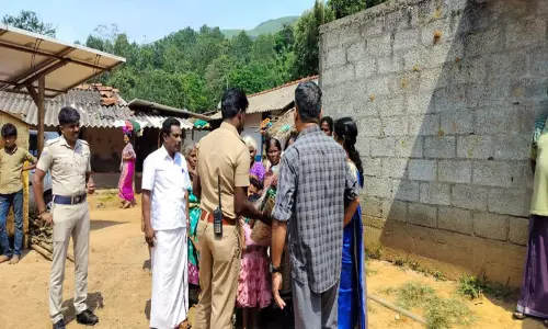 தேவர்சோலை அருகே பேய் நடமாட்டம் இருப்பதாக கூறிகுழந்தைகளை பள்ளிக்கு அனுப்ப ஆதிவாசியினர் மறுப்பு-மூட நம்பிக்கையை கைவிட வேண்டும் என போலீசார் அறிவுரை தேவர்சோலை அருகே பேய் நடமாட்டம் இருப்பதாக கூறிகுழந்தைகளை பள்ளிக்கு அனுப்ப ஆதிவாசியினர் மறுப்பு-மூட நம்பிக்கையை கைவிட வேண்டும் என போலீசார் அறிவுரை