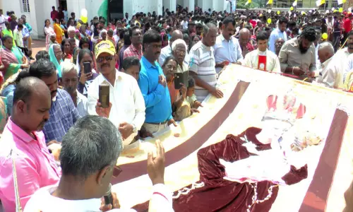 குன்னூர் புனித அந்தோணியார் ஆலய திருவிழா கொடியேற்றத்துடன் தொடங்கியது குன்னூர் புனித அந்தோணியார் ஆலய திருவிழா கொடியேற்றத்துடன் தொடங்கியது