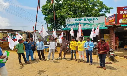 மல்யுத்த வீராங்கனைகள் கைது செய்யப்பட்டதைக் கண்டித்து கோத்தகிரியில் மாணவர் சங்கத்தினர் ஆர்ப்பாட்டம் மல்யுத்த வீராங்கனைகள் கைது செய்யப்பட்டதைக் கண்டித்து கோத்தகிரியில் மாணவர் சங்கத்தினர் ஆர்ப்பாட்டம்