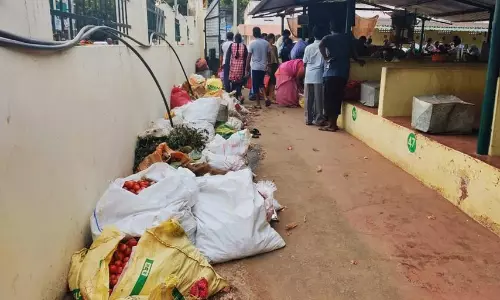 தேங்கும் காய்கறி கழிவுகளால் துர்நாற்றம்