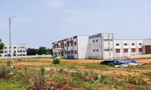 சுற்றுச்சுவர் இல்லாத அரசினர் தொழிற்பயிற்சி நிலையம்