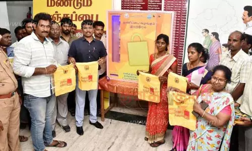 துணிப்பை வழங்கும் தானியங்கி எந்திரம்