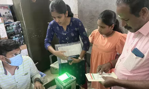 ஆதார் சேவை மையத்தில் கூடுதல் பணியாளர்கள் நியமிக்க வேண்டும்