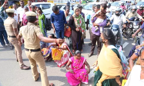 மாணவிகளுடன் பெற்றோர் திடீர் மறியல்