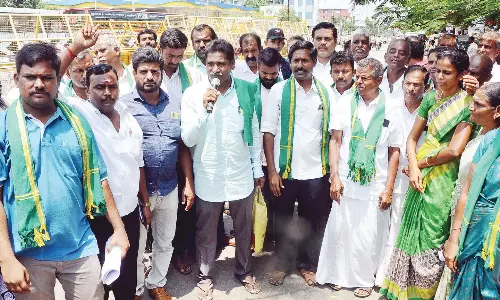 ஆர்ப்பாட்டத்தில் ஈடுபட்ட விவசாயிகள் 33 பேர் கைது