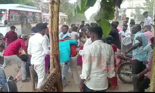 பாயசத்துக்காக பாய்ந்து, பாய்ந்து மோதிக்கொண்ட மணமக்கள் வீட்டார்