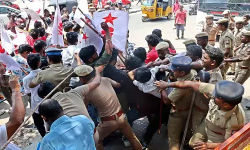 கோவையில் ரெயில் மறியலுக்கு முயன்ற 44 பேர் கைது