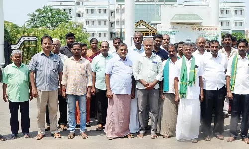 நகைக்கடன் மோசடியில் ஈடுபட்டதாக வங்கி அதிகாரி மீது புகார்