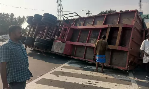 லாரி சாலையில் கவிழ்ந்து விபத்து