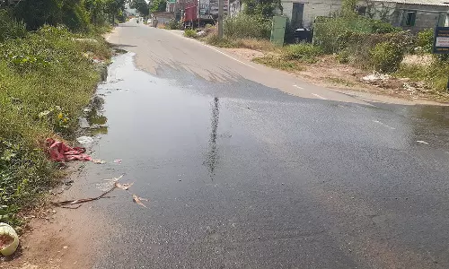 சாலையில் வழிந்தோடும் கழிவுநீர்