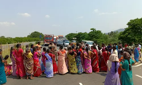 மதுரை-திண்டுக்கல் நான்கு வழிச்சாலையில் கிராம மக்கள் மறியல்