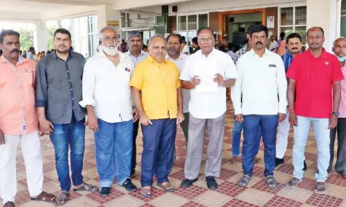 அரசிடம் நிவாரணம் பெற்றுக்கொடுக்க வேண்டும்