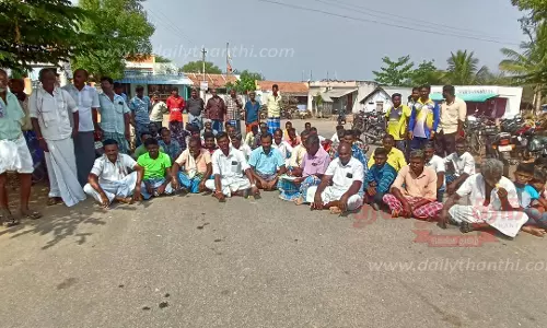 காவிரி ஆற்றில் பரிசல் பயணத்திற்குகூடுதல் கட்டண வசூலை கண்டித்து பொதுமக்கள் சாலை மறியல்