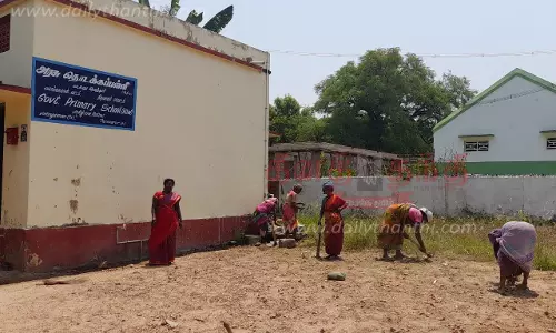 வலங்கைமானில், அரசு பள்ளிகளில் தூய்மை பணி மும்முரம்