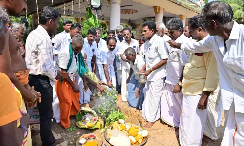 முத்துமாரியம்மன் கோவிலில் புதிய தேர், சுற்றுச்சுவர் அமைக்கும் பணிகள்