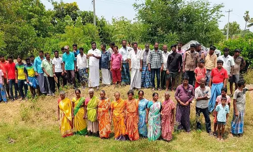 சுடுகாட்டுக்கு இடம் கேட்டு மண்டை ஓட்டுடன் பொதுமக்கள் கோரிக்கை சுடுகாட்டுக்கு இடம் கேட்டு மண்டை ஓட்டுடன் பொதுமக்கள் கோரிக்கை