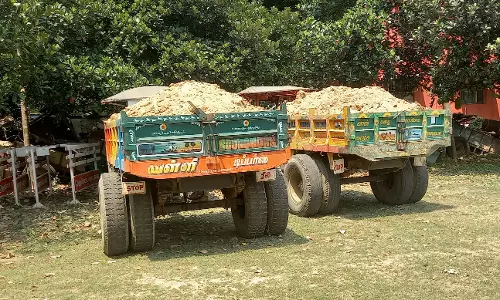 மண் கடத்திய 2 டிராக்டர்கள் பறிமுதல்; டிரைவர்கள் கைது