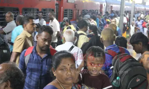நெல்லை ரெயில் நிலையத்தில் அலைமோதிய பயணிகள் கூட்டம் நெல்லை ரெயில் நிலையத்தில் அலைமோதிய பயணிகள் கூட்டம்