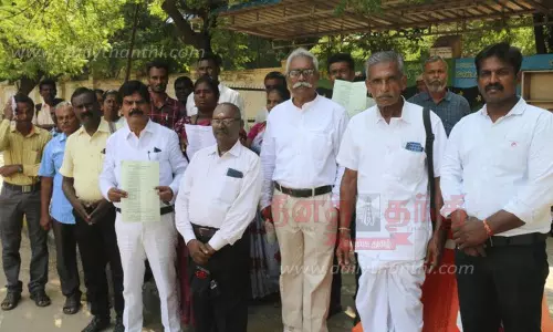 மாஞ்சோலை மலைப்பகுதி சாலைகளை சீரமைக்கக்கோரி கலெக்டரிடம் மனு