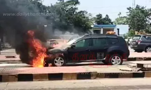 விஜயமங்கலம் சுங்கச்சாவடியில் கார் தீப்பிடித்து எரிந்ததால் பரபரப்பு 5 பேர் உயிர் தப்பினர்