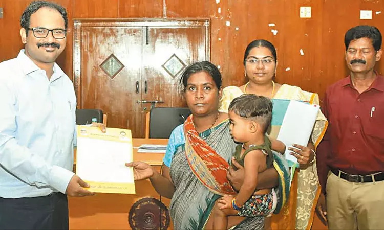 மக்கள் குறைதீர்க்கும் கூட்டத்தில் பயனாளிகளுக்கு இலவச வீட்டுமனை பட்டா - மாவட்ட கலெக்டர் வழங்கினார் மக்கள் குறைதீர்க்கும் கூட்டத்தில் பயனாளிகளுக்கு இலவச வீட்டுமனை பட்டா - மாவட்ட கலெக்டர் வழங்கினார்