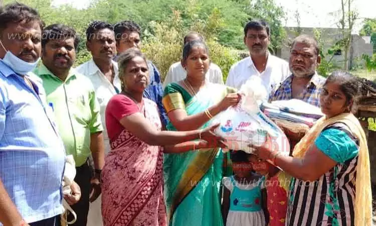 தீ விபத்தில் வீடு இழந்தவருக்கு அரசின் சார்பில் நிவாரண உதவிகள் தீ விபத்தில் வீடு இழந்தவருக்கு அரசின் சார்பில் நிவாரண உதவிகள்