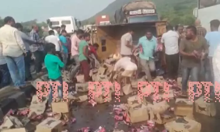 ஆந்திராவில் மதுபானம் ஏற்றி சென்ற லாரி கவிழ்ந்து விபத்து:  பீர் பாட்டில்களை அள்ளிச்சென்ற மது பிரியர்கள்!