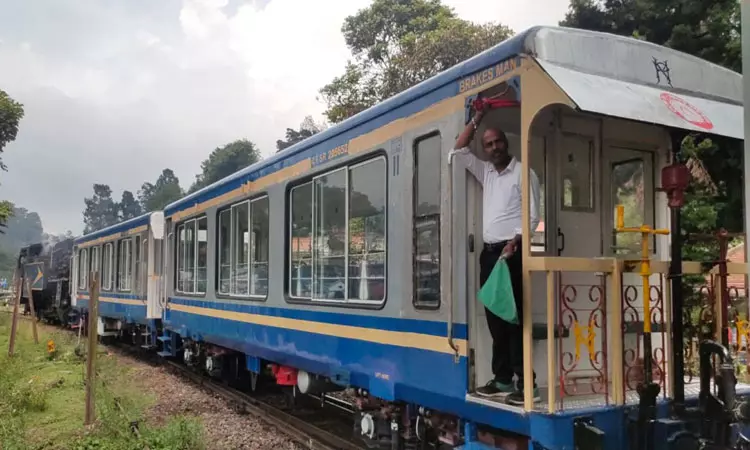 மேட்டுப்பாளையம்- குன்னூர் இடையே புதிய ரெயில் பெட்டிகளுடன் மலைரெயில் சோதனை ஓட்டம்