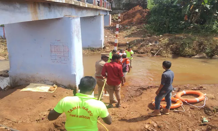 தென்மேற்கு பருவமழை முன்னெச்சரிக்கை நடவடிக்கை:வெள்ளத்தில் சிக்கியவர்களை மீட்பது குறித்து செயல் விளக்கம்