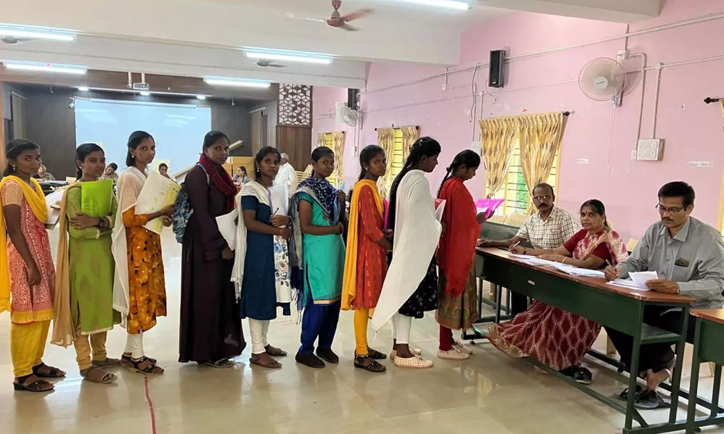 உடுமலை அரசு கலைக் கல்லூரியில் முதல் கட்ட கலந்தாய்வு மூலம் 578 மாணவர்கள் சேர்ந்தனர் உடுமலை அரசு கலைக் கல்லூரியில் முதல் கட்ட கலந்தாய்வு மூலம் 578 மாணவர்கள் சேர்ந்தனர்