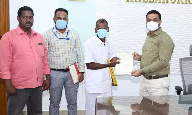 கள்ளக்குறிச்சியில் 2 பேருக்கு பசுமை சாதனையாளர் விருது- கலெக்டர் ஷ்ரவன் குமார் வழங்கினார் கள்ளக்குறிச்சியில் 2 பேருக்கு பசுமை சாதனையாளர் விருது- கலெக்டர் ஷ்ரவன் குமார் வழங்கினார்