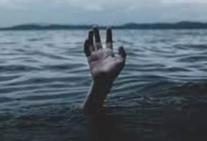 ஒகேனக்கல்லுக்கு சுற்றுலா வந்தபோது காவிரி ஆற்றின் சுழலில் சிக்கி பெங்களூரு வங்கி ஊழியர் சாவு