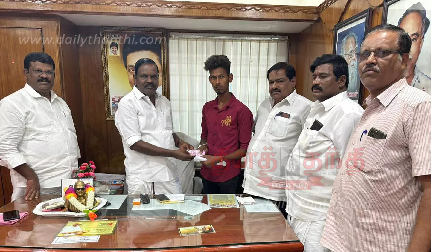 பெரியூர் மலைக்கிராமத்தைச் சேர்ந்த ஏழை மாணவனுக்கு கல்வி உதவித்தொகை தி.மு.க. மாவட்ட செயலாளர் வழங்கினார்
