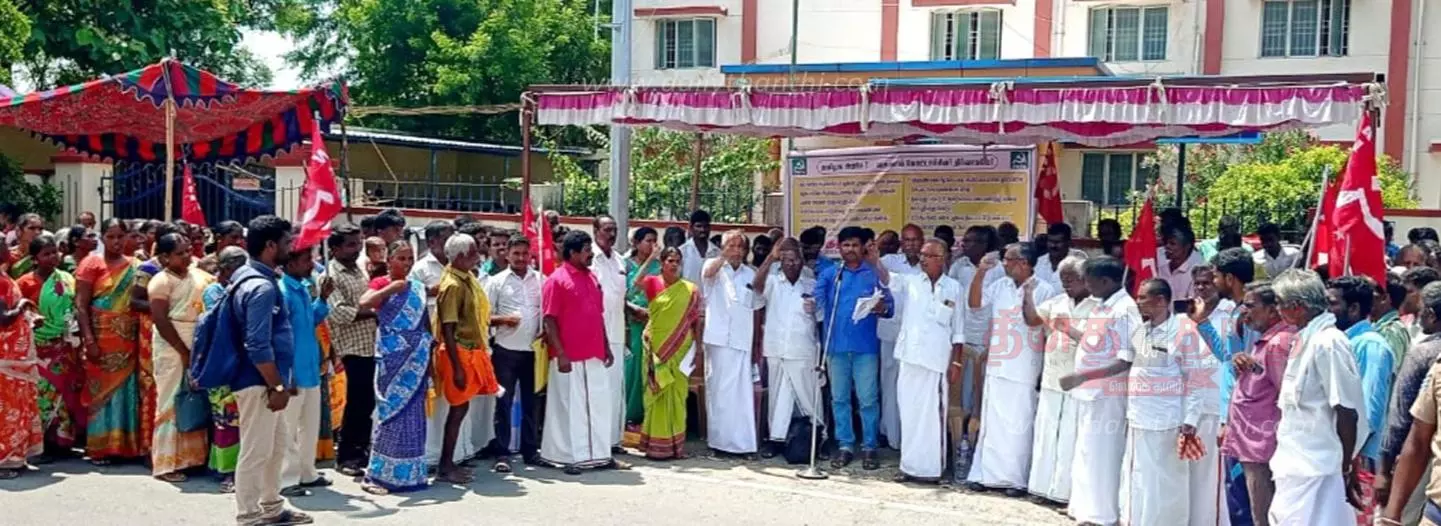 அரூர் உதவி கலெக்டர் அலுவலகம் முன்புதமிழ்நாடு மலைவாழ் மக்கள் சங்கத்தினர் போராட்டம்