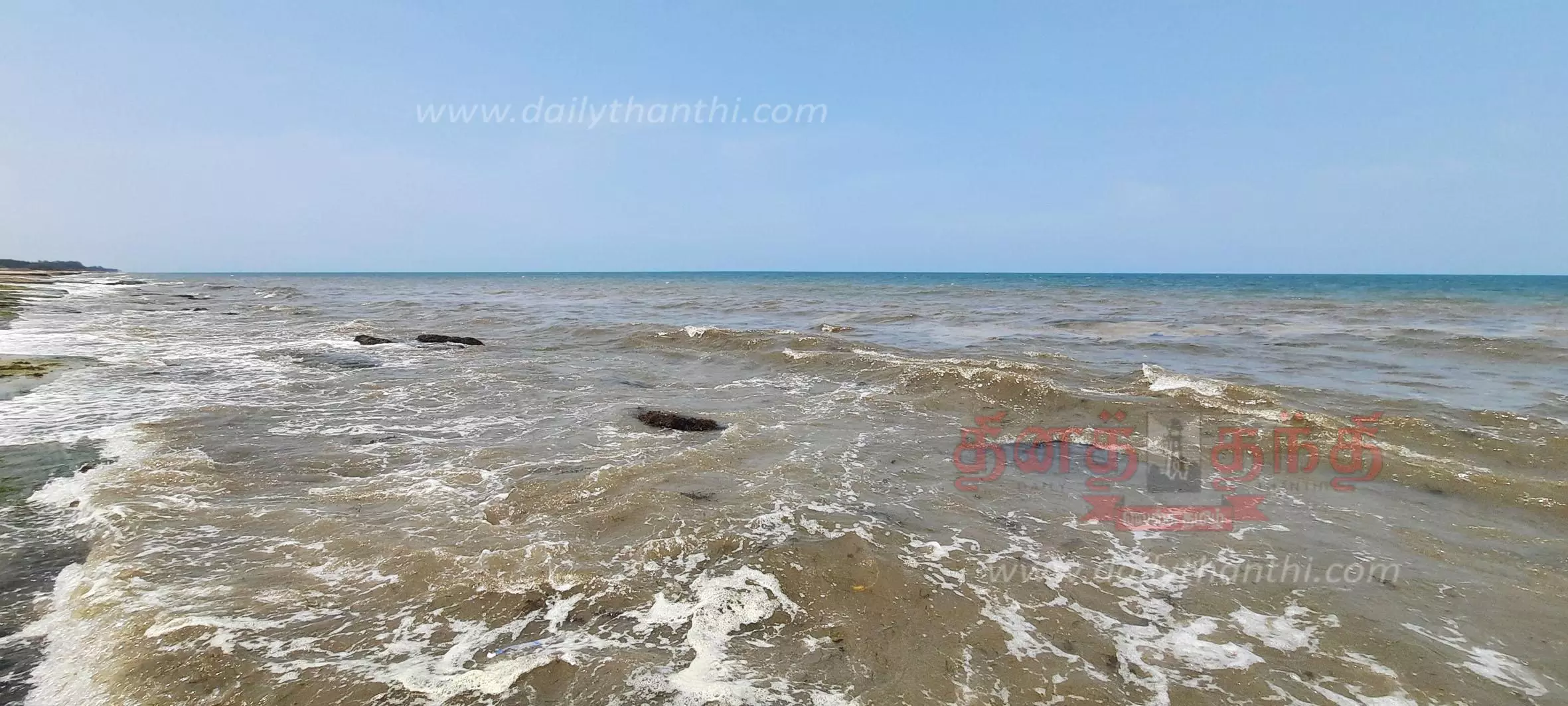 நிறம் மாறி காட்சியளிக்கும் கடல் நீர்
