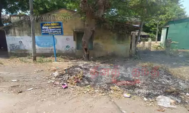 குழந்தைகள் மையம் அருகே கொட்டப்படும் குப்பை