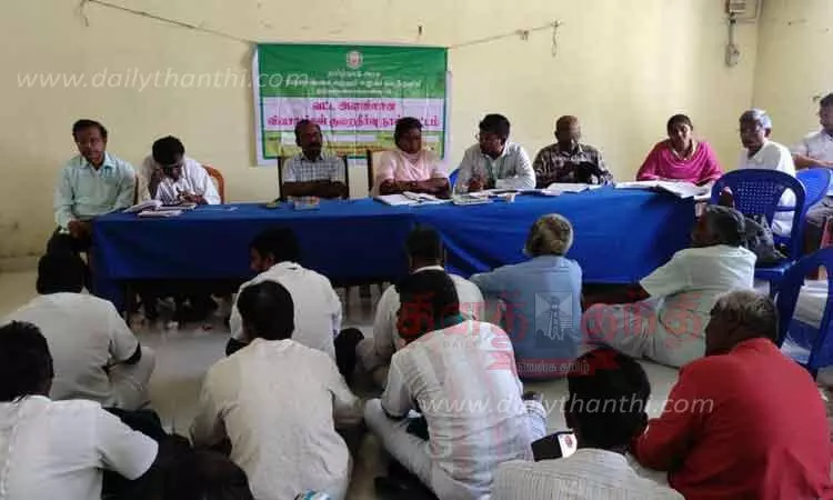 விவசாயிகள் தரையில் அமர்ந்து தர்ணா போராட்டம்