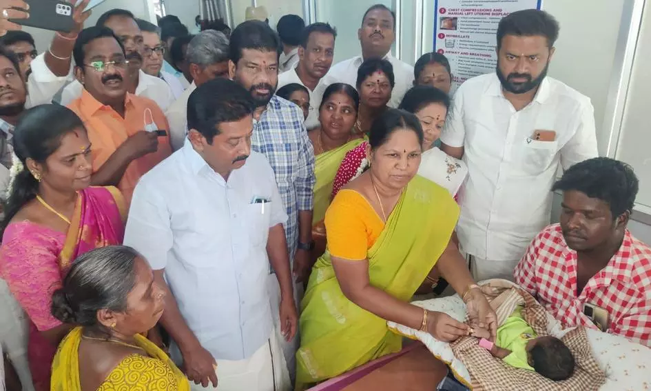 தாராபுரம் அரசு ஆஸ்பத்திரியில் பிறந்த குழந்தைக்கு தங்க மோதிரம்