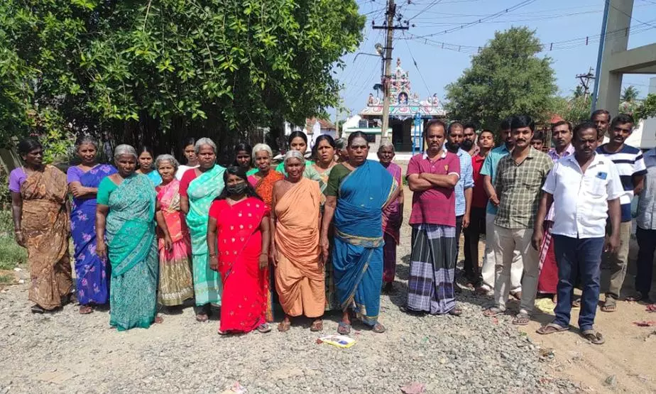 தார்ச்சாலை அமைக்கும் பணி தாமதம் பொதுமக்கள் சாலை மறியல் செய்ய முயன்றனர்.