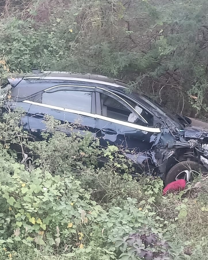 லாரி, வேன், கார் அடுத்தடுத்து மோதல்; 15 பேர் படுகாயம்