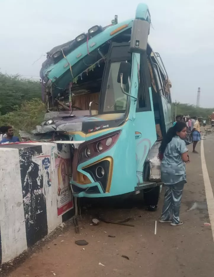 லாரி, வேன், கார் அடுத்தடுத்து மோதல்; 15 பேர் படுகாயம்