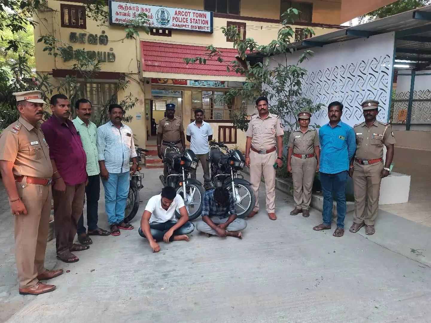 மோட்டார் சைக்கிள் திருடிய 2 வாலிபர்கள் கைது