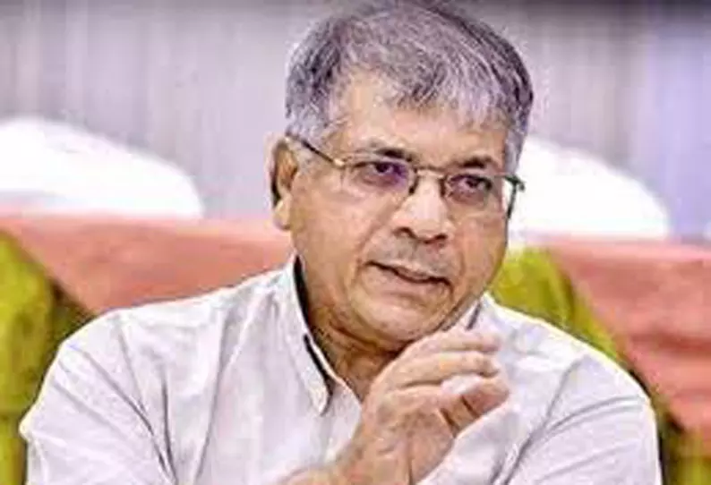 பட்னாவிசை அழைத்து விசாரிக்க வேண்டும்- ஆணையத்துக்கு, பிரகாஷ் அம்பேத்கர் வலியுறுத்தல்