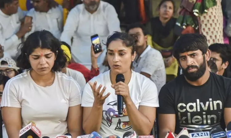 பேச்சுவார்த்தைக்கு வாருங்கள் - போராட்டம் நடத்தும் மல்யுத்த வீரர்களுக்கு மத்திய அரசு அழைப்பு பேச்சுவார்த்தைக்கு வாருங்கள் - போராட்டம் நடத்தும் மல்யுத்த வீரர்களுக்கு மத்திய அரசு அழைப்பு