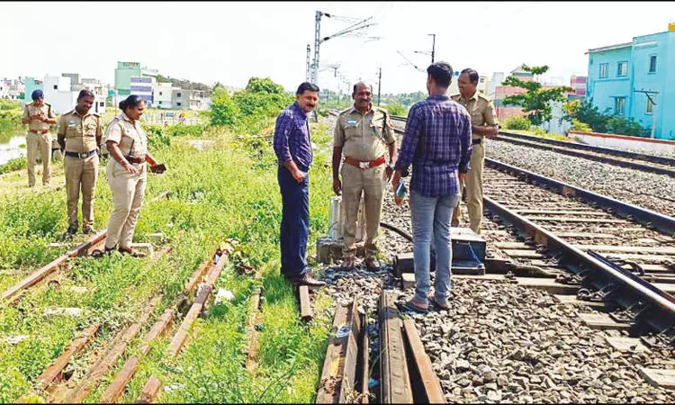 திருப்பத்தூர் ரெயில் நிலையத்தில் சிக்னல் பெட்டி உடைப்பு: சதியா என 5 தனிப்படை அமைத்து விசாரணை