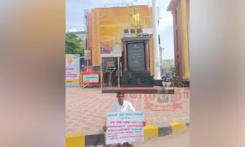 கருணாநிதி சிலை முன்பு வாலிபர் தர்ணா போராட்டம்