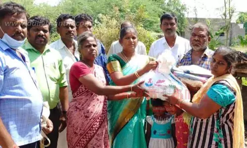 தீ விபத்தில் வீடு இழந்தவருக்கு அரசின் சார்பில் நிவாரண உதவிகள்