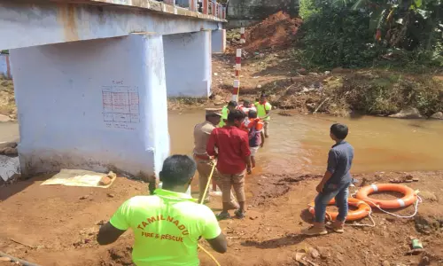 தென்மேற்கு பருவமழை முன்னெச்சரிக்கை நடவடிக்கை:வெள்ளத்தில் சிக்கியவர்களை மீட்பது குறித்து செயல் விளக்கம்