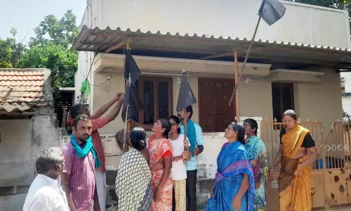 காங்கயம் அருகே விவசாயிகள்  வீடுகளில் கருப்பு கொடி கட்டி ஆர்ப்பாட்டம்