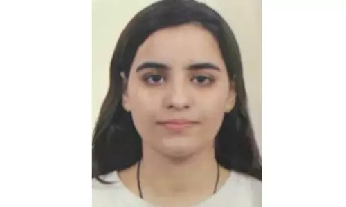 தனியார் நிறுவன பெண் ஊழியர் கழுத்தை நெரித்து கொலை; காதலனுக்கு போலீஸ் வலைவீச்சு தனியார் நிறுவன பெண் ஊழியர் கழுத்தை நெரித்து கொலை; காதலனுக்கு போலீஸ் வலைவீச்சு